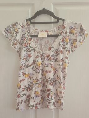 Maeve Cream Floral V‑Neck Short Sleeve Tee